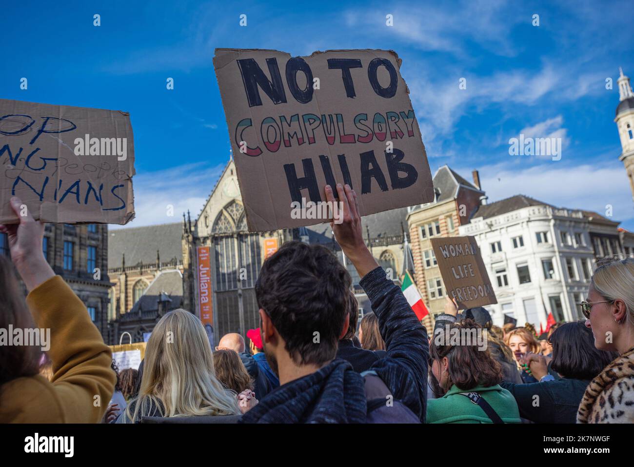 Amsterdam, Niederlande. 16. Oktober 2022. Ein Protestler hält ein Plakat mit der Aufsage ‘Nein zum obligatorischen Hijab' während des Protestes von ‘Woman Life Freedom'. Tausende Iraner und andere Demonstranten versammelten sich auf dem Dam-Platz und forderten Gerechtigkeit für Mahsa Amini und Freiheit für den Iran. (Foto von Charles M Vella/SOPA Images/Sipa USA) Quelle: SIPA USA/Alamy Live News Stockfoto