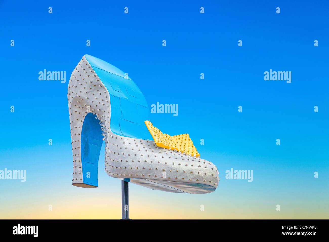 Las Vegas, USA - 10. März 2019: Das legendäre Silver Slipper Neon-Schild in der Innenstadt von Las Vegas, in der Nähe des beliebten Neon Bone Yard Museums. Las Vegas ist bekannt f Stockfoto Las Vegas, USA - 10. März 2019: Das legendäre Silver Slipper Neon-Schild in der Innenstadt von Las Vegas, in der Nähe des beliebten Neon Bone Yard Museums. Las Vegas ist bekannt f Stockfoto