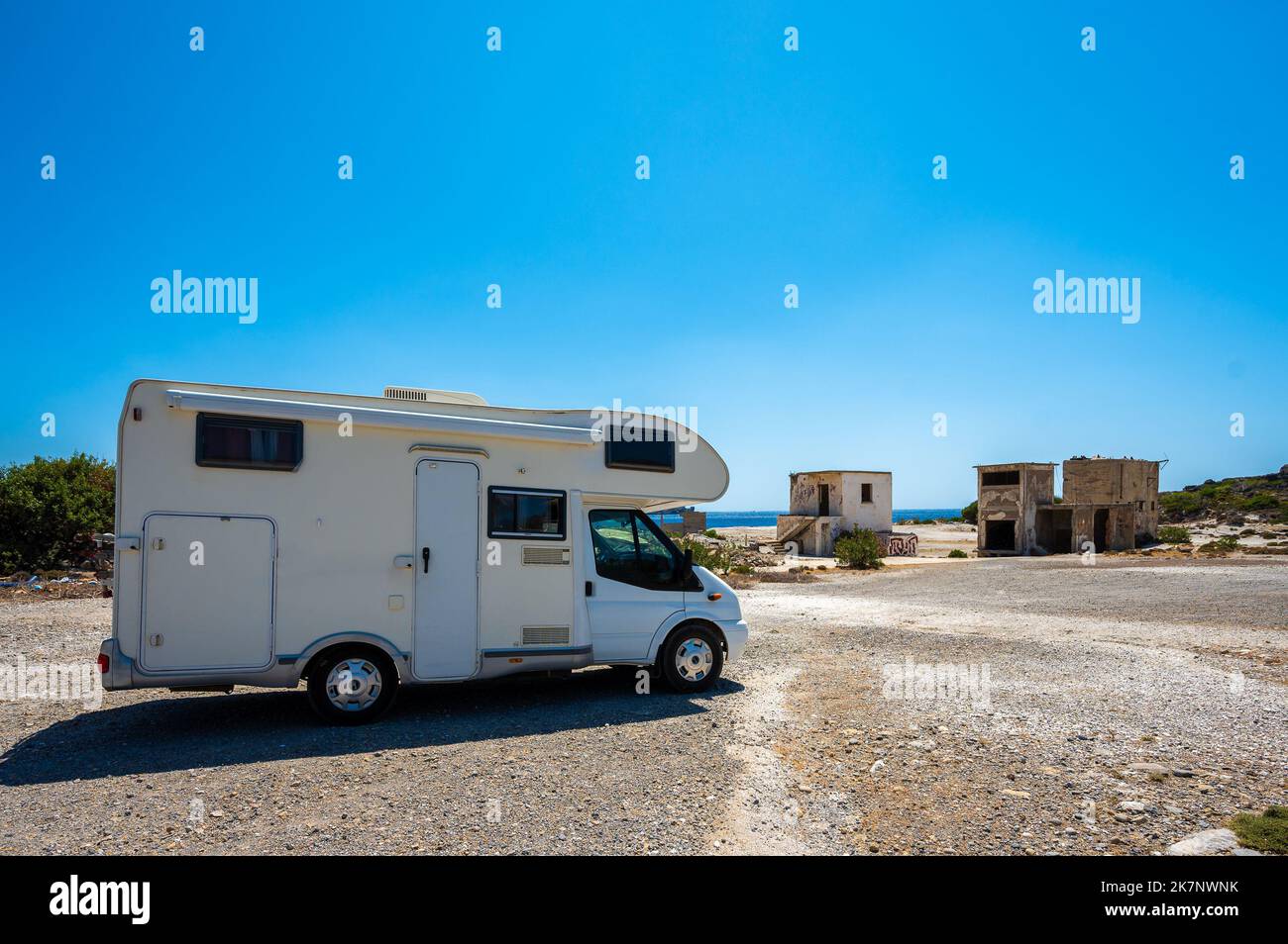 Familie mit Wohnmobil auf der Suche nach verlassenen Fabrikgebäuden auf Kreta, Griechenland. Besuch der Ruinen des verlassenen Industriekomplexes auf der Westseite der Insel Crt Stockfoto