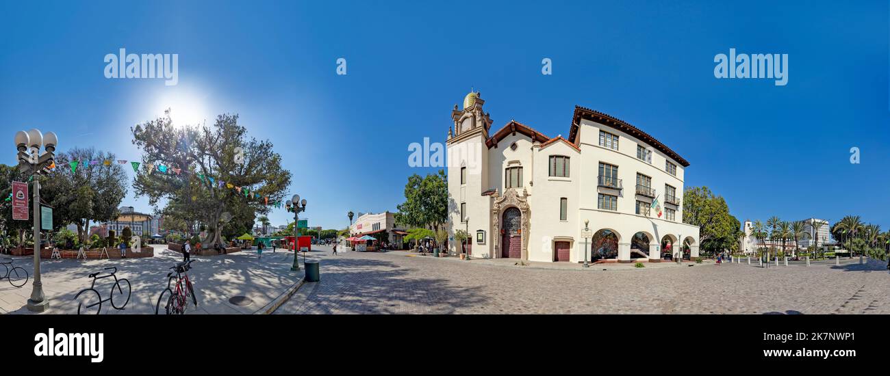 Los Angeles, USA - 3. MAI 2019: Die Menschen haben Spaß am zentralen Platz im alten mexikanischen Teil von Los Angeles mit Kirche, mexikanischem Fort und Olvera Street. Stockfoto