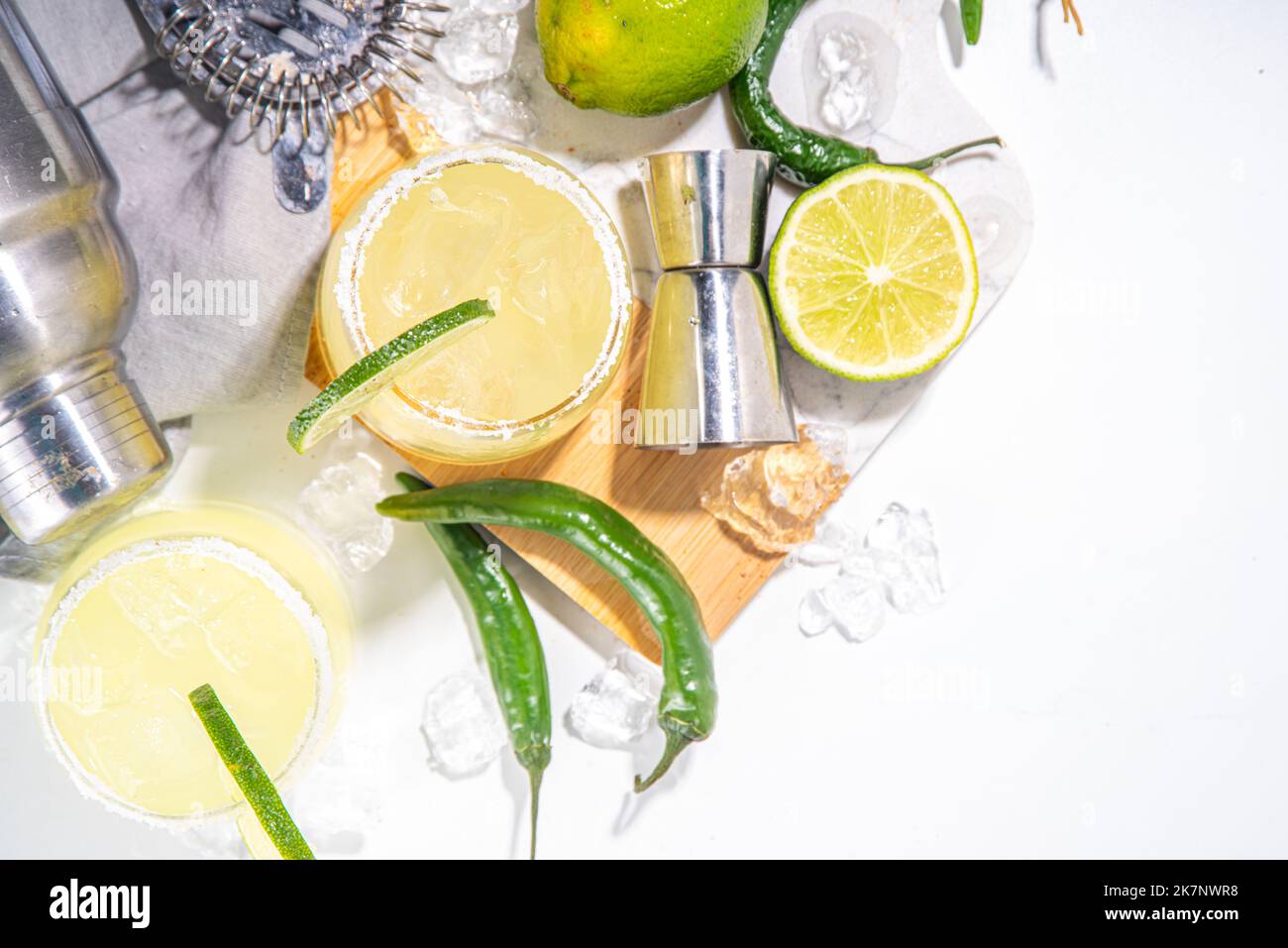 Erfrischender alkoholischer süßer und saurer Cocktail mit Limette, Tequila und grünem Chilischoten, klassischer Tequila margarita. Mit Stabzubehör, Schüttler, Stockfoto