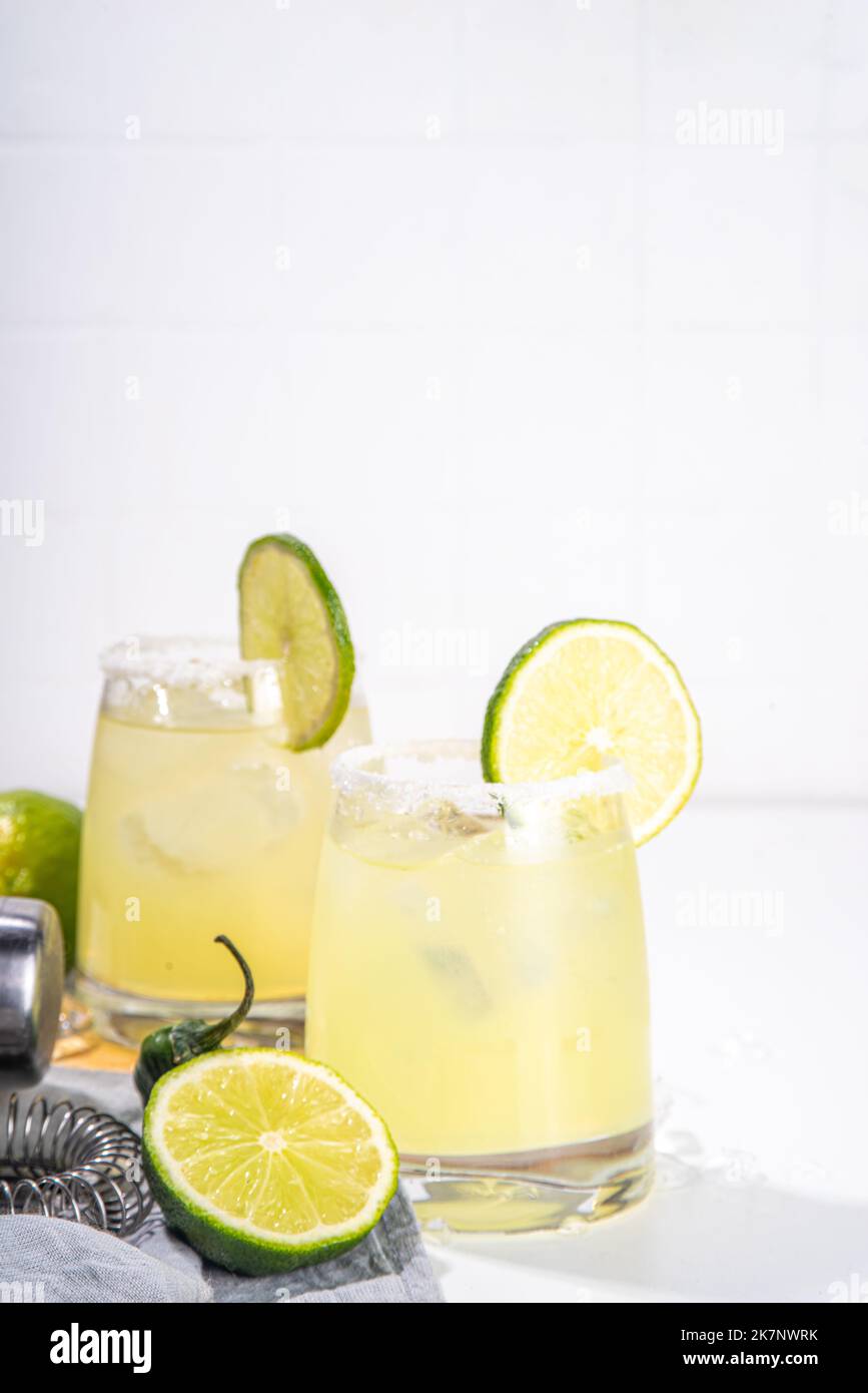 Erfrischender alkoholischer süßer und saurer Cocktail mit Limette, Tequila und grünem Chilischoten, klassischer Tequila margarita. Mit Stabzubehör, Schüttler, Stockfoto