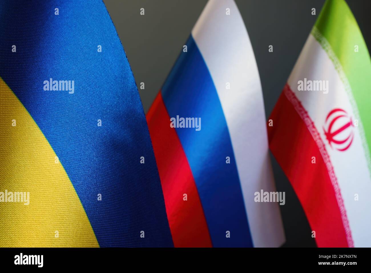 Flaggen der Ukraine, Russlands und des Iran als Konfliktbegriff. Stockfoto