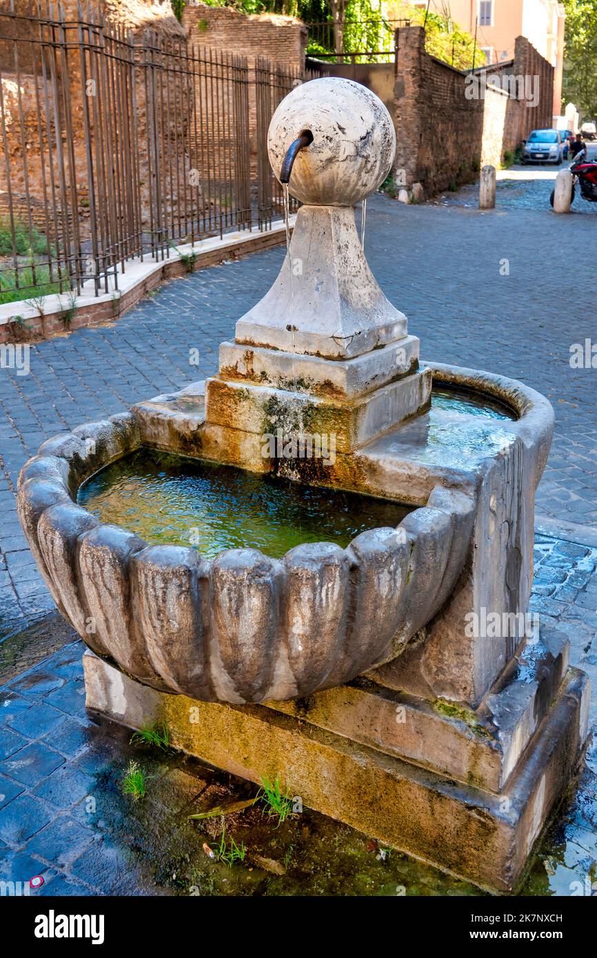 Der Brunnen der Piazza Iside ist mit den Resten des Tempels von Isis, Rom Italien, gemacht Stockfoto