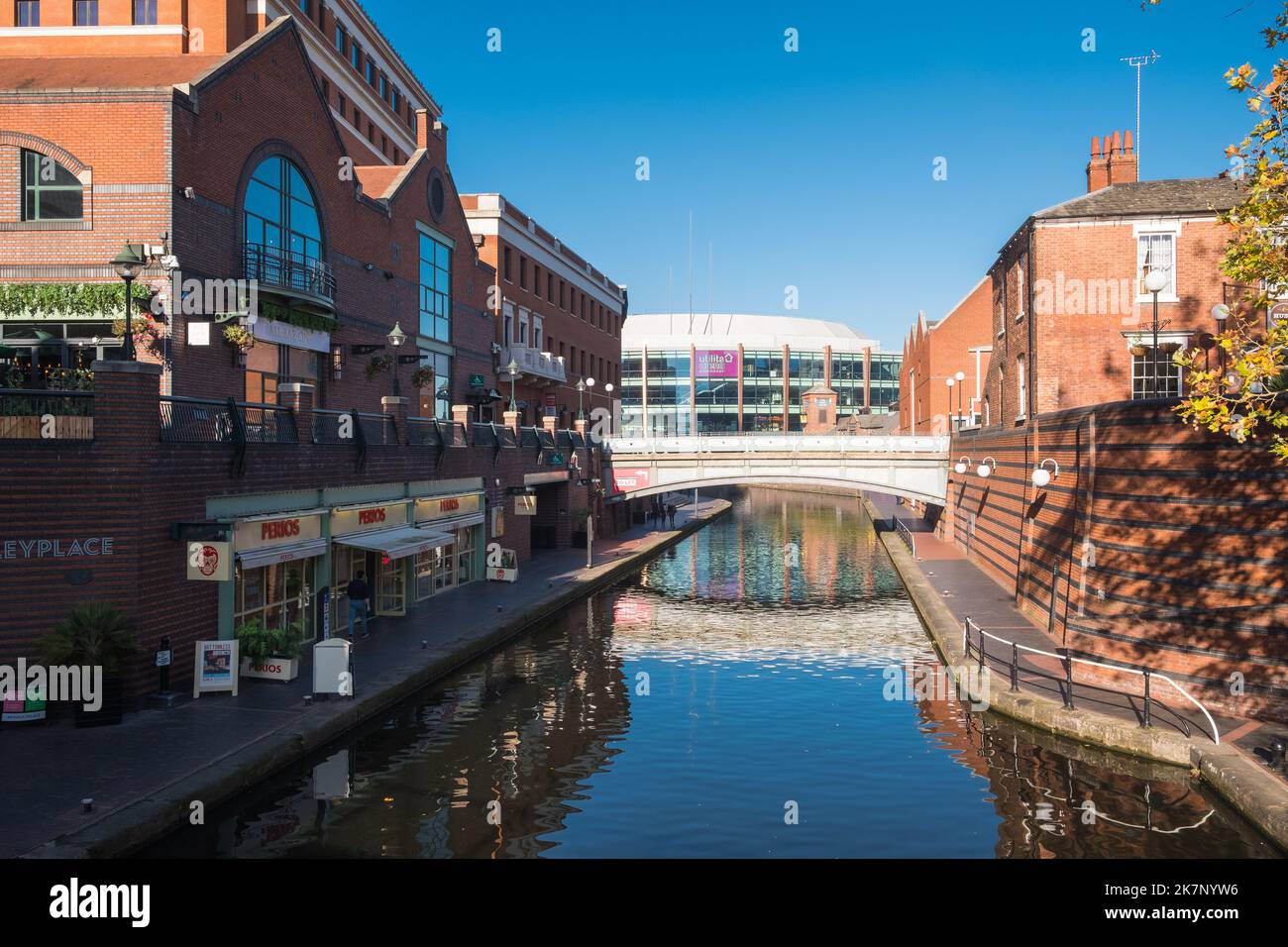 Der Veranstaltungsort der utilita Arena in Birmingham, der am Brindley Place entlang des Kanals zu sehen ist Stockfoto