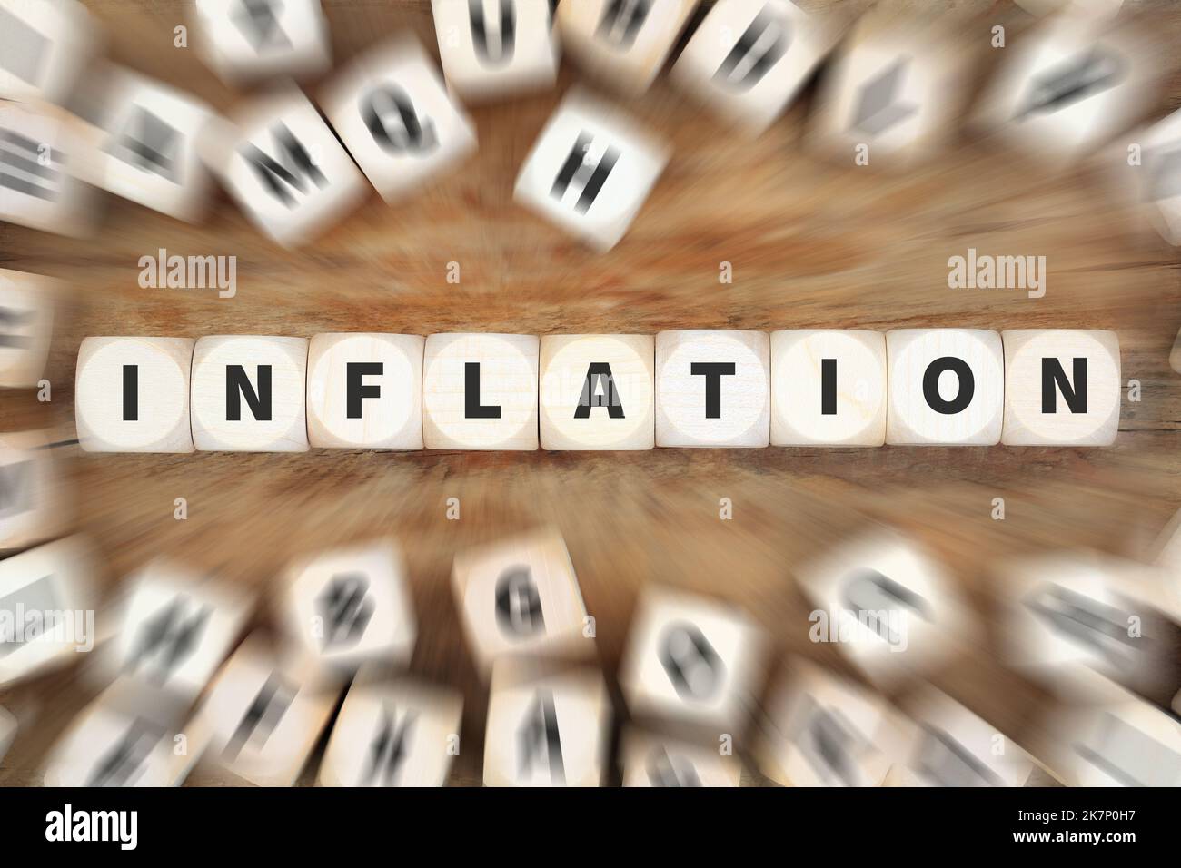 Inflation symbolisches Foto Geldfinanzierung und wirtschaftliche Krise Wirtschaft mit Würfel Geschäftskonzept Stockfoto