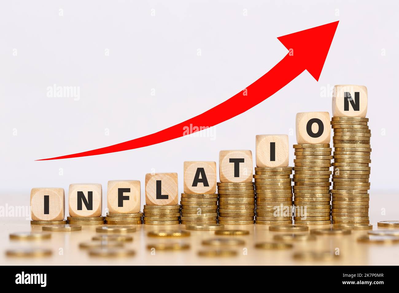Inflation symbolisches Foto Geldfinanzierung und Wirtschaftskrise Wirtschaft Geschäftskonzept auf Münzen Stockfoto