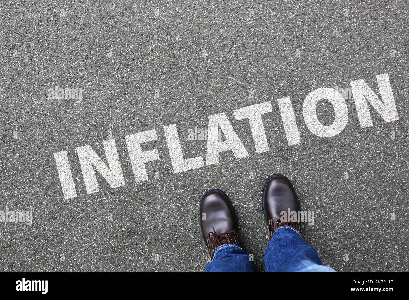 Inflation symbolisches Foto Geld Finanzen und wirtschaftliche Krise Wirtschaft Geschäftskonzept mit Geschäftsmann Stockfoto