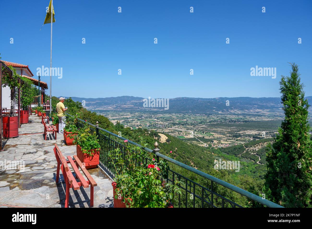 Blick von der Terrasse auf das Kloster Agathon (Agathonos), Iti Nationalpark, Zentralgriechenland, Griechenland Stockfoto