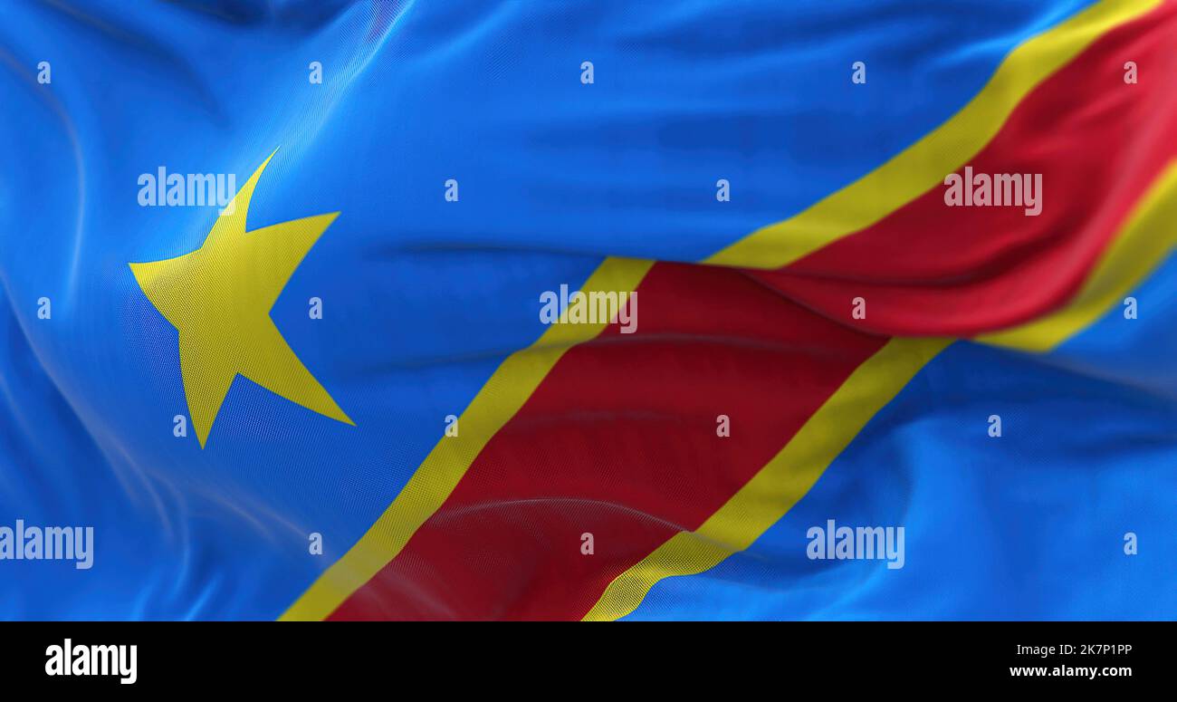 Nahaufnahme der im Wind wehenden Nationalflagge des Kongo. Die Demokratische Republik Kongo ist ein Staat Zentralafrikas. Texturierter Rückengr Stockfoto