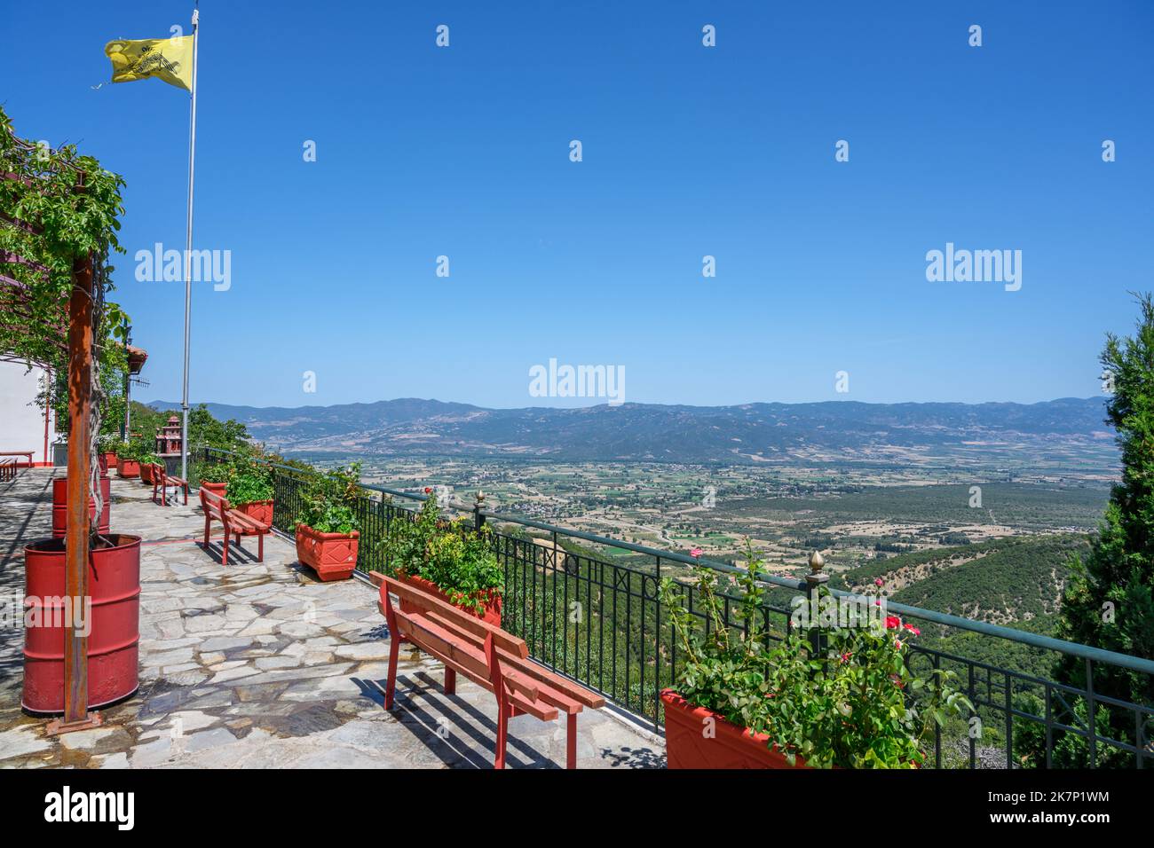 Blick von der Terrasse auf das Kloster Agathon (Agathonos), Iti Nationalpark, Zentralgriechenland, Griechenland Stockfoto