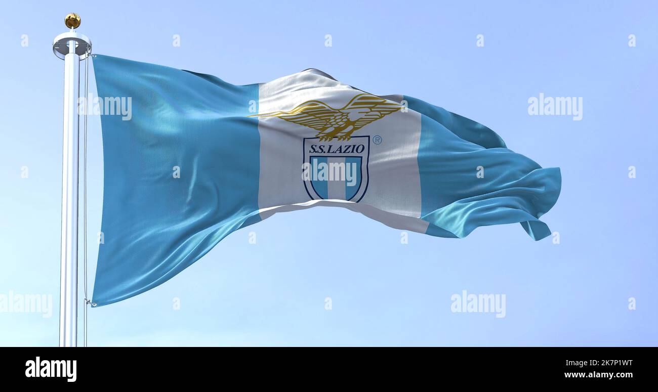 Rom, Italien, 2022. Juli: Nahaufnahme der Flagge der SS Lazio beim Winken. SS Lazio ist ein professioneller Fußballverein mit Sitz in Rom. Texturierter Hintergrund aus Stoff. S Stockfoto