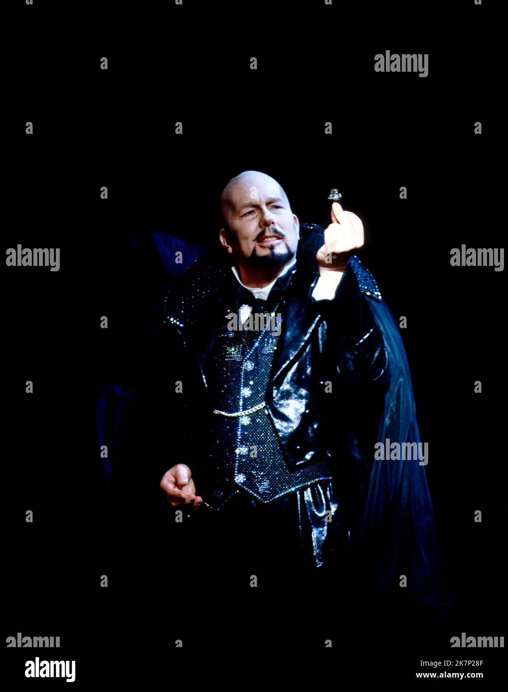 James Morris (Dappertutto) in LES CONTES D'HOFFMANN an der Royal Opera, Covent Garden, London WC2 15/06/1991 Musik: Jacques Offenbach Libretto: Jules Barbier Dirigent: Jeffrey Tate Bühnenbild: William Dudley Kostüme: Maria Bjornson Beleuchtung: Robert Bryan Bewegung: Eleanor Fazan Originalregisseur: John Schlesinger Stockfoto