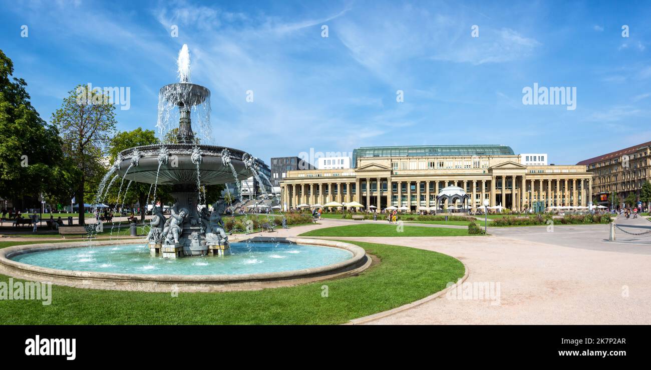 Stuttgarter Stadt Schlossplatz Schlossplatz mit Springbrunnen Reisenpanorama in Deutschland Stockfoto