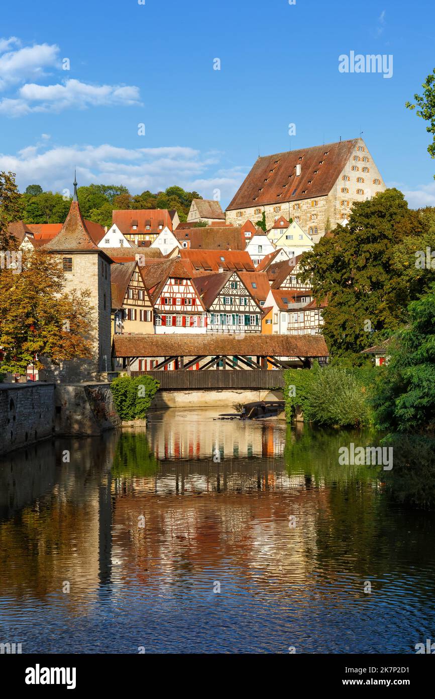 Schwäbisch Hall Fachwerkhäuser aus der mittelalterlichen Stadt am Fluss Kocher im Hochformat in Deutschland Stockfoto