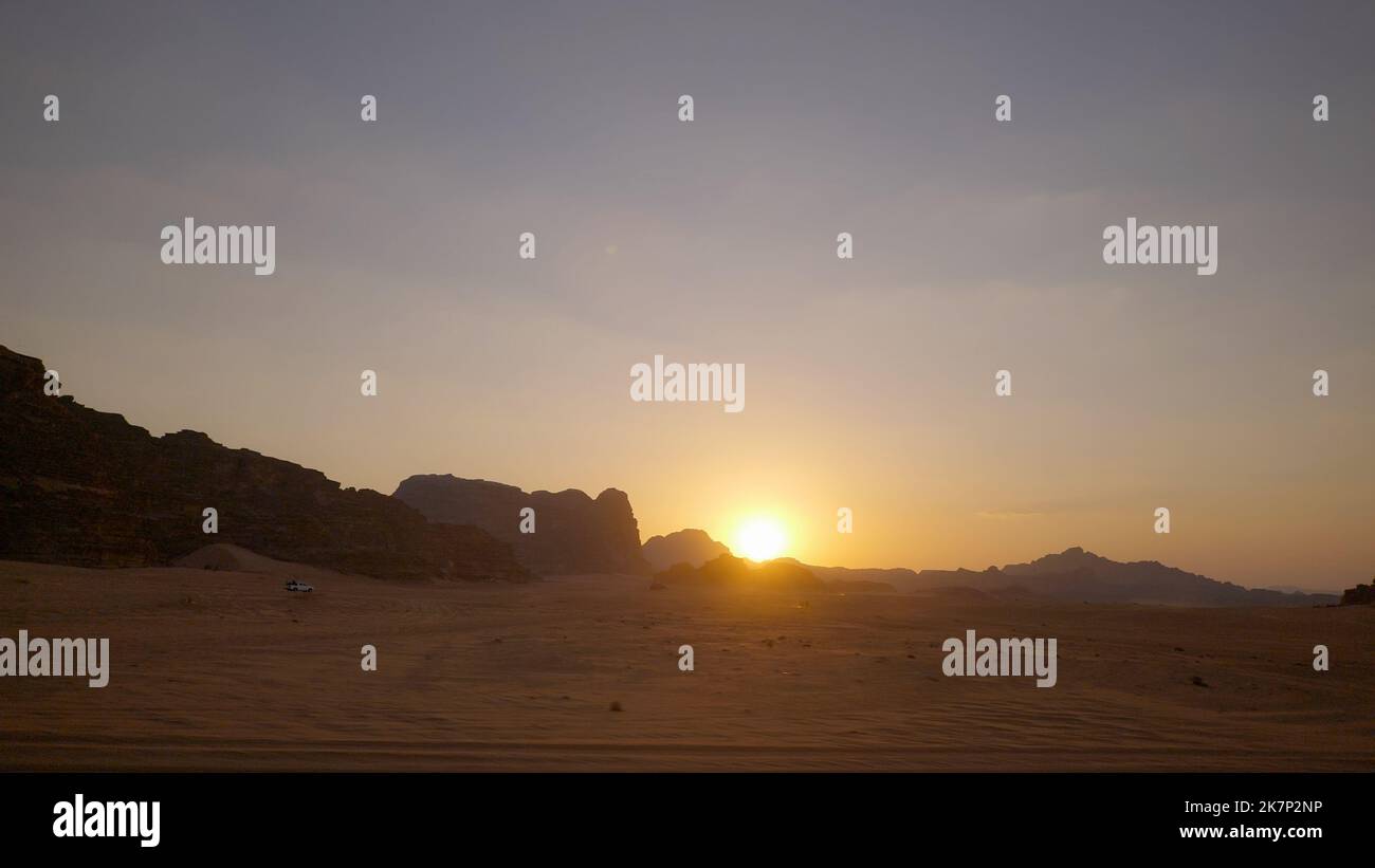 Wadi Rum Wüste in Jordanien bei Sonnenuntergang Stockfoto