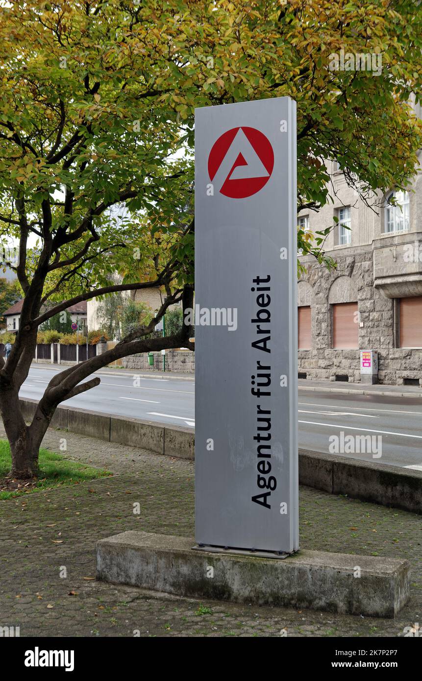 Symbol Image Wirtschaft: Arbeitsamt, Logo, Arbeitslosigkeit: Stele mit dem Symbol der deutschen Arbeitsagenturen und Text: Arbeitsagentur Stockfoto