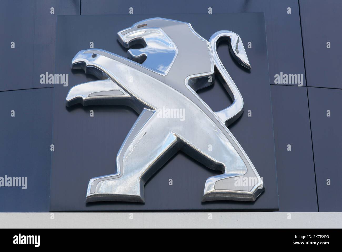Villefranche, Frankreich - 5. März 2017: Peugeot-Logo an einer Wand. Peugeot ist eine französische Automarke, die zum automobilkonzern peugeot Honda gehört Stockfoto