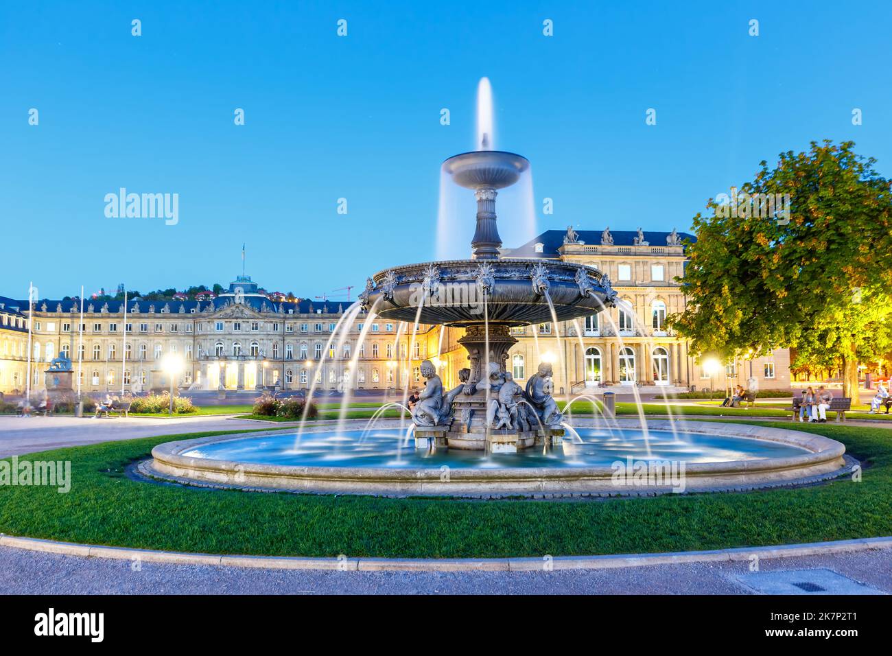 Stuttgarter Schlossplatz Neues Schloss mit Brunnen Reisen Sie in die Dämmerungsstadt in Deutschland Stockfoto