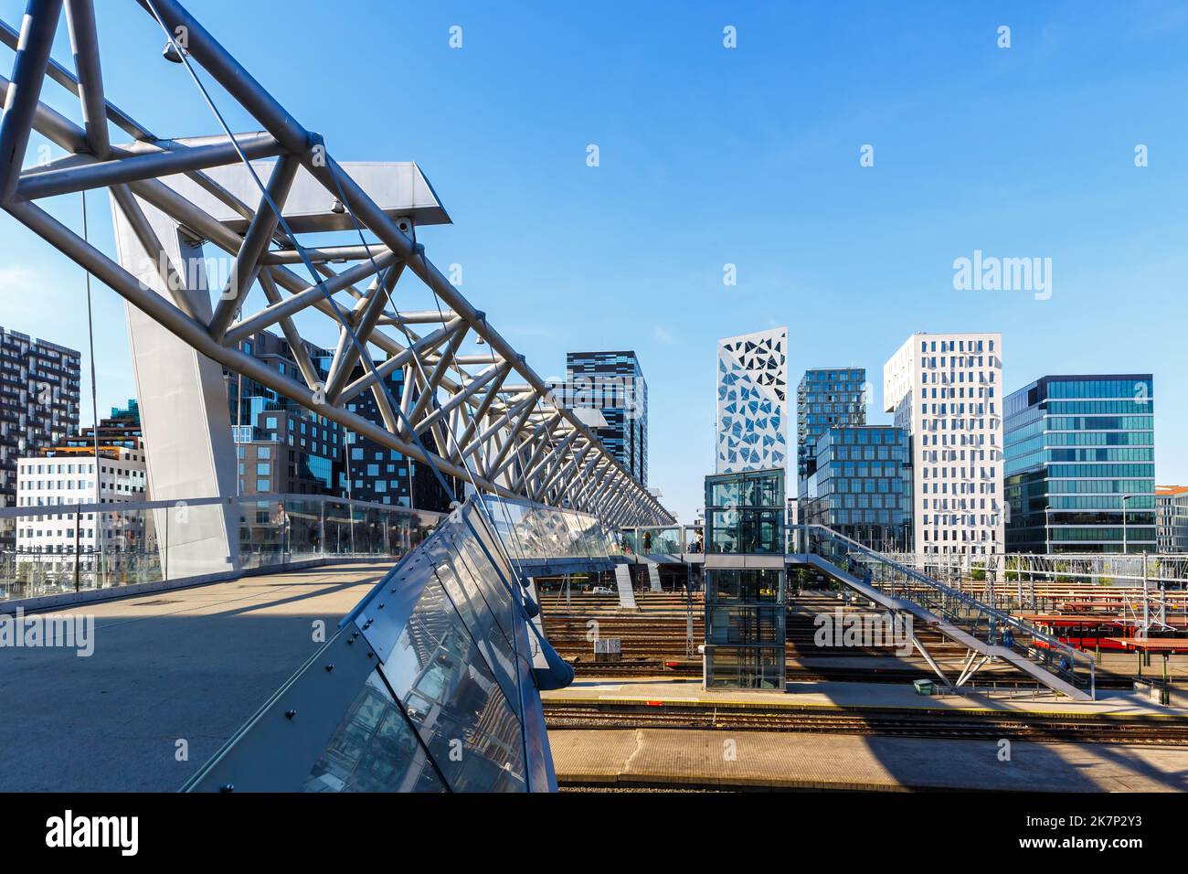 Skyline von Oslo Moderne Stadtarchitektur Gebäude mit einer Brücke im Barcode District reisen in Norwegen Stockfoto