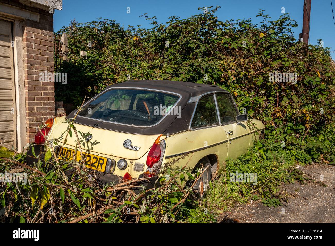 Steyning, Oktober 11. 2022: Verlassene MG BGT Sportwagen Stockfoto