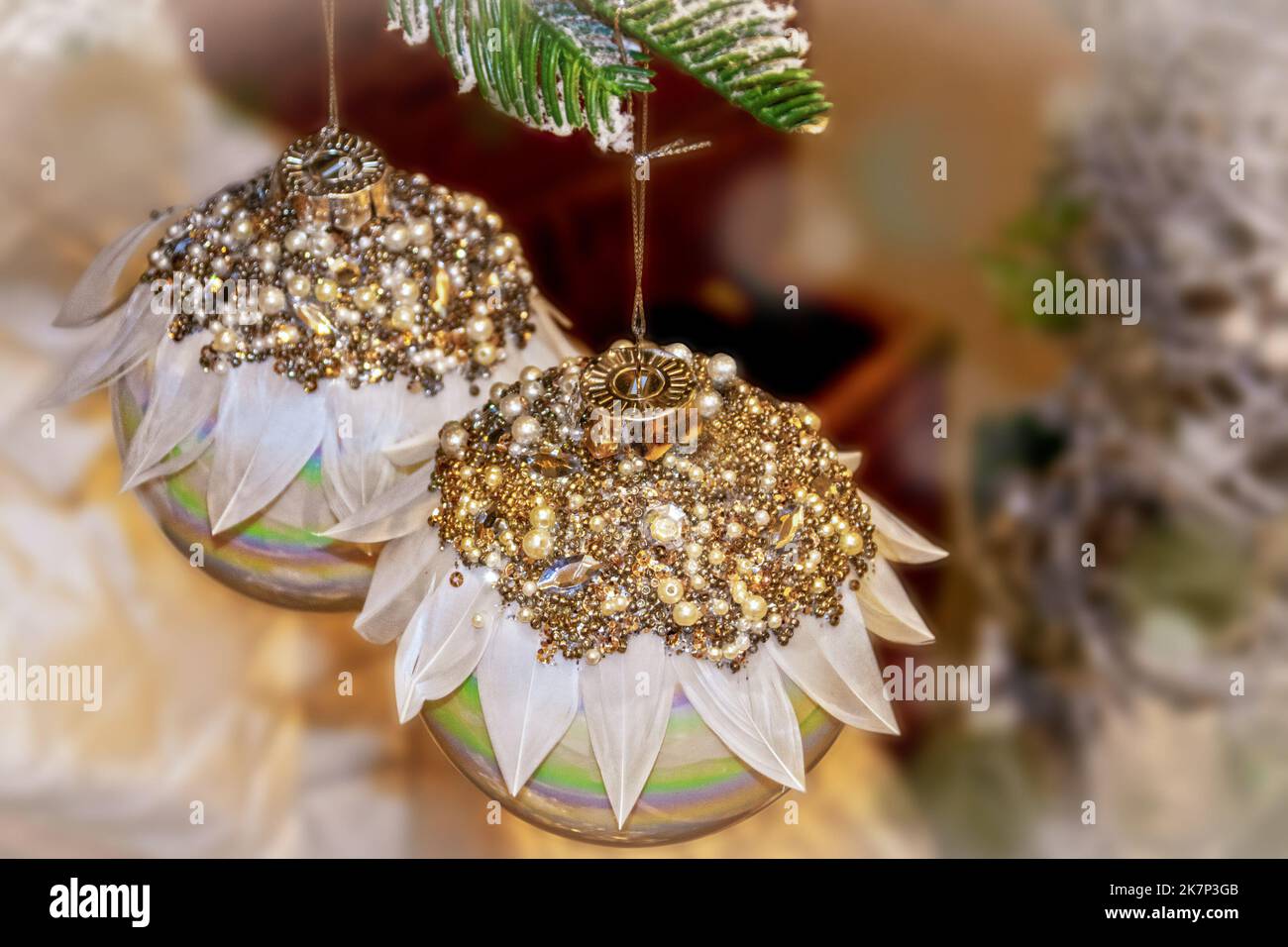 Ziemlich verträumter Weihnachtshintergrund mit zwei Schmuckstücken, die am Baum hängen, mit Fokus auf der Vorderseite und allem anderen Bokeh-verschwommen - elegant und Stockfoto
