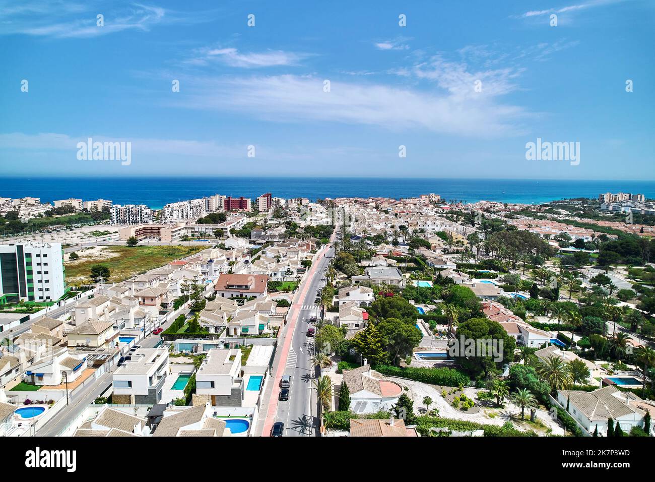 MIL Palmeras Stadtbild und Horizont über dem Mittelmeer. Costa Blanca, Spanien Stockfoto