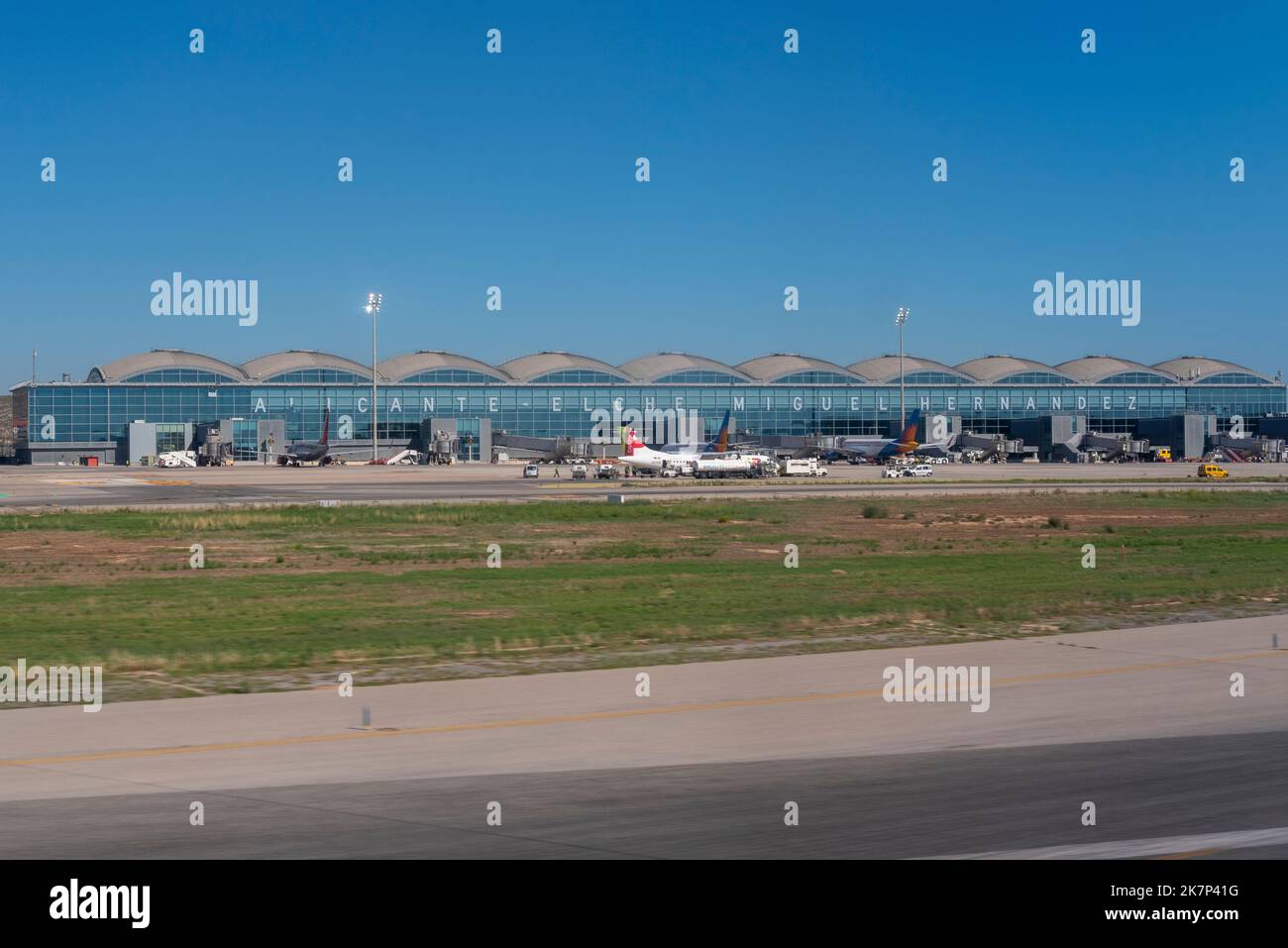 Flughafen Alicante Elche Miguel Hernández Terminal, Spanien, Europa. 2021 wurde der Flughafen in Aeropuerto de Alicante–Elche Miguel Hernández umbenannt Stockfoto