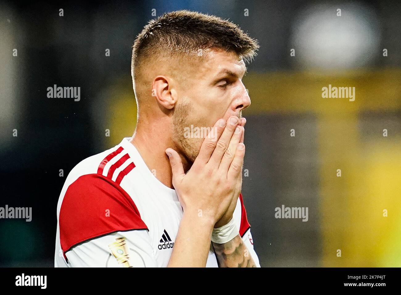 Mannheim, Deutschland. 18. Oktober 2022. Fußball: DFB-Pokal, SV Waldhof Mannheim - 1. FC Nürnberg, 2. Runden, Carl-Benz Stadion. Der Nürnberger Erik Wekesser streichelt sich mit den Händen ins Gesicht. Kredit: Uwe Anspach/dpa - Nutzung nur nach schriftlichem Vereinbarung mit der dpa/Alamy Live News Stockfoto