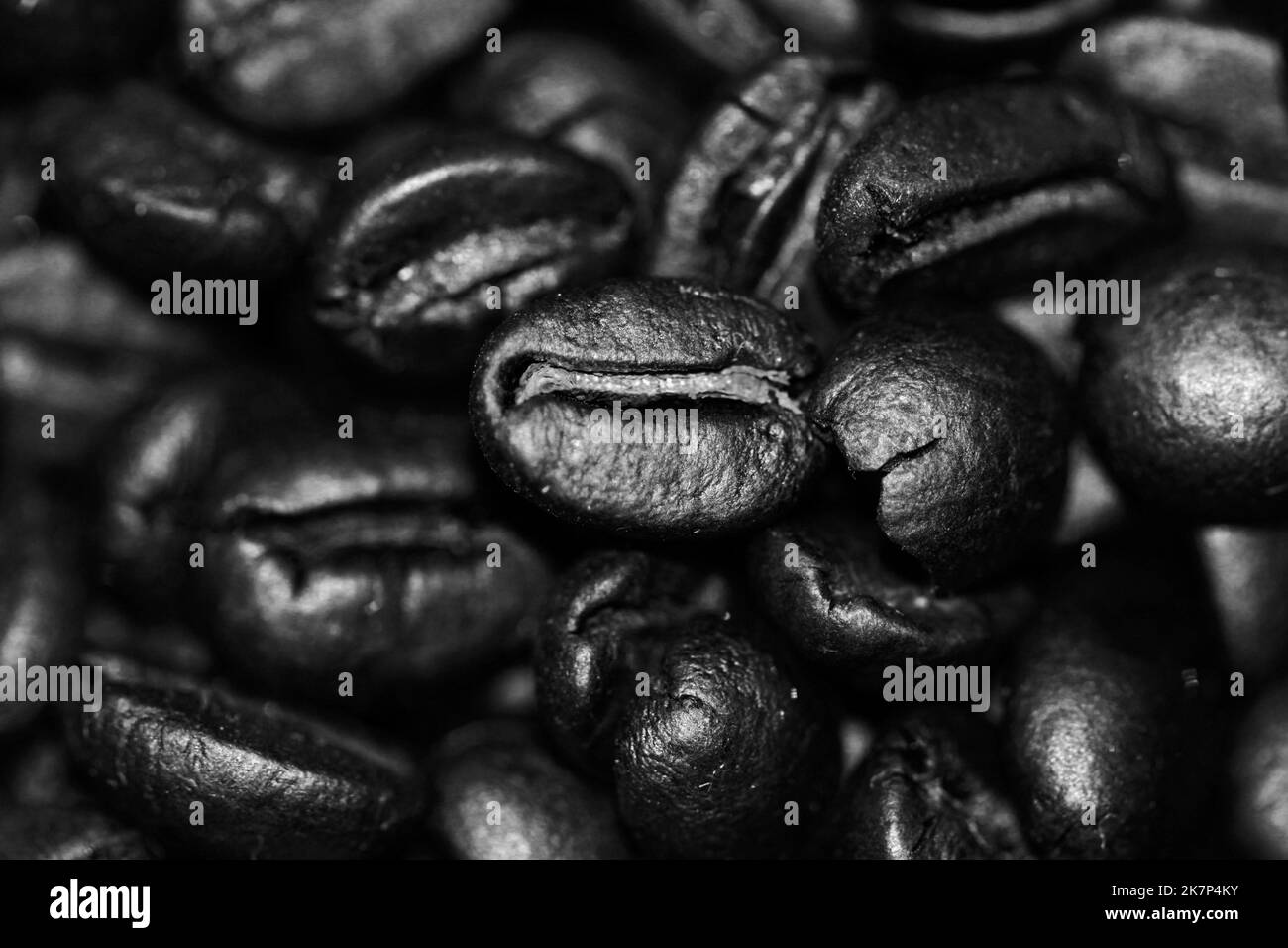 Kaffeebohnen Panorama-Hintergrund, Textur mit Kopierraum.Kaffeebohnen in Händen auf dunklem Hintergrund Stockfoto