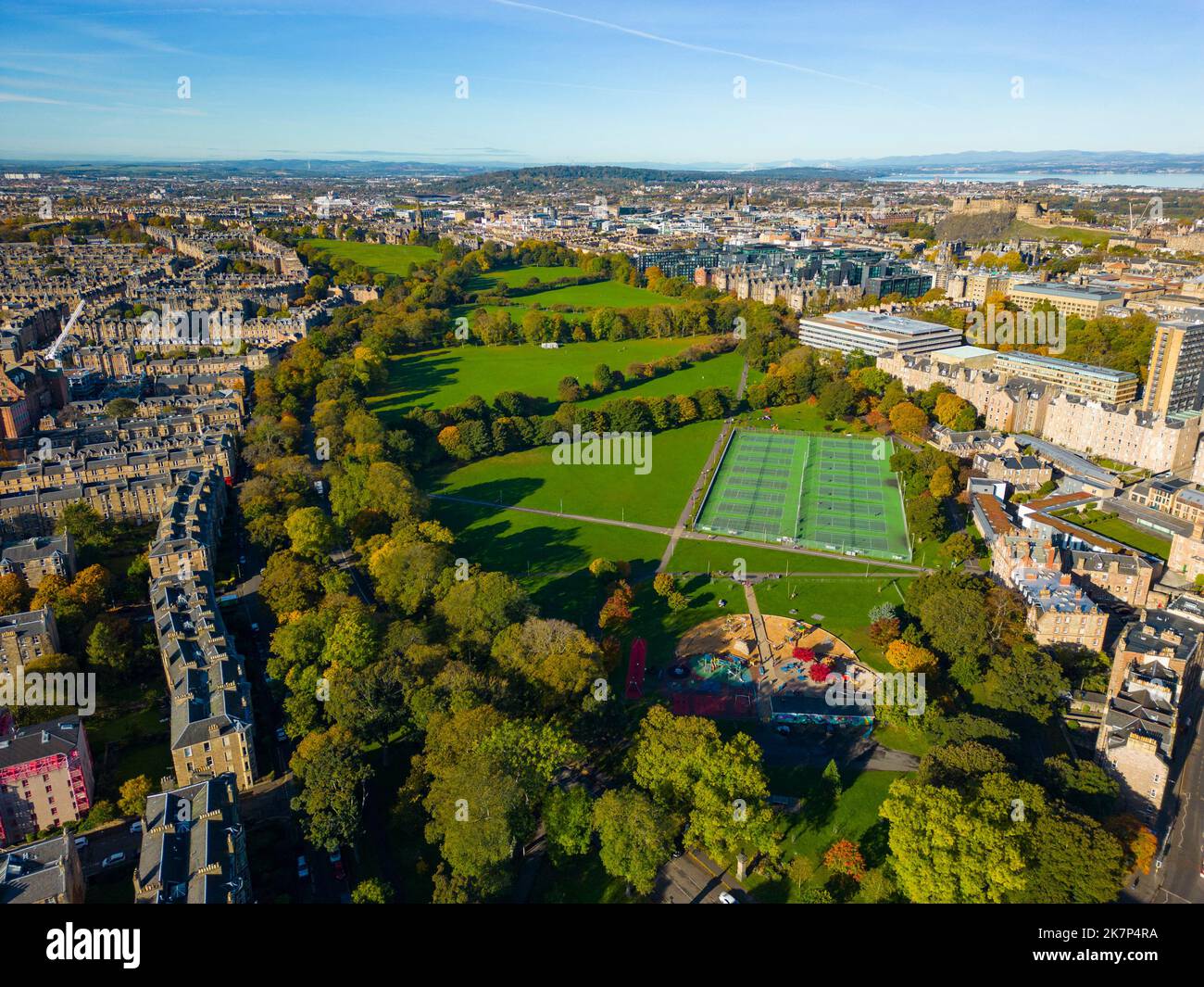 Luftaufnahme des öffentlichen Parks Meadows in Edinburgh, Schottland, Großbritannien Stockfoto