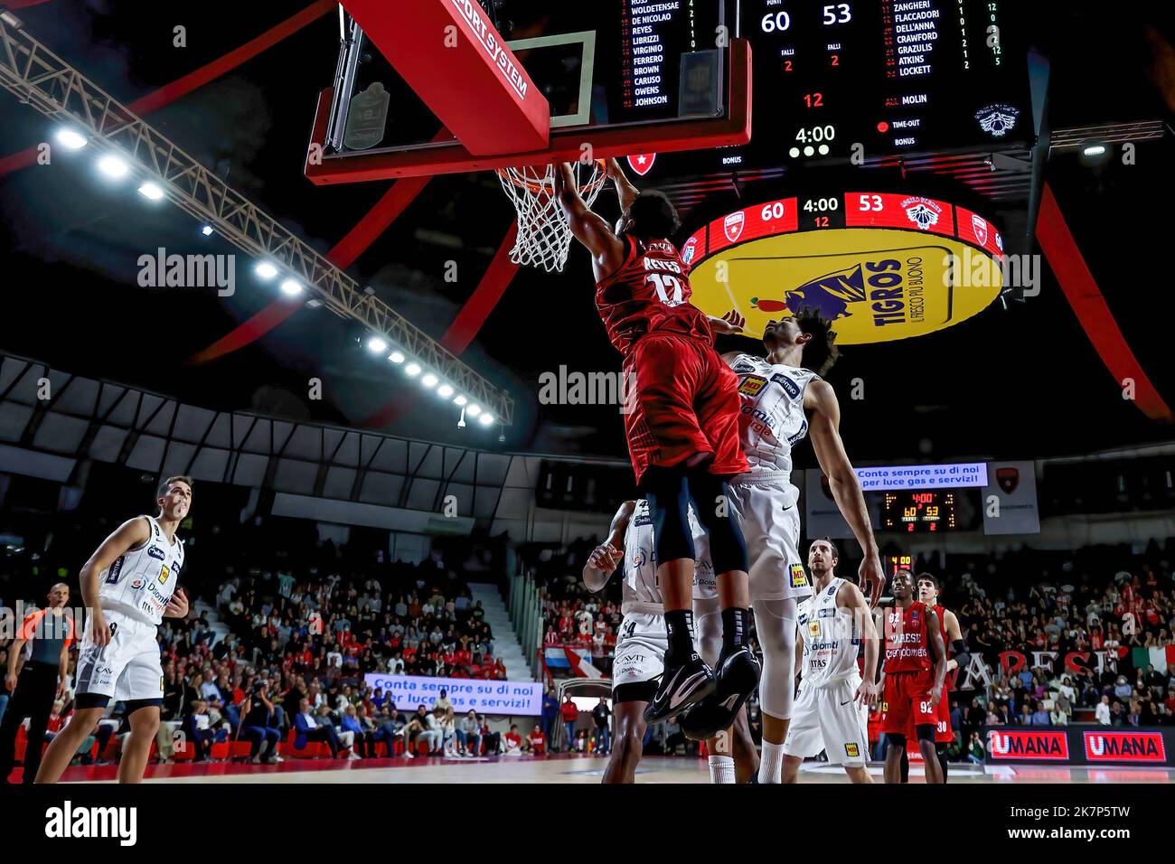 Justin Reyes #12 von Pallacanestro Varese OpenJobMetis in Aktion während des LBA Lega Basket Ein Spiel der regulären Saison 2022/23 zwischen OpenJobMetis Varese und Dolomiti Energia Trentino in der Enerxenia Arena, Varese. Endergebnis: Varese 91 - 94 Trentino Stockfoto