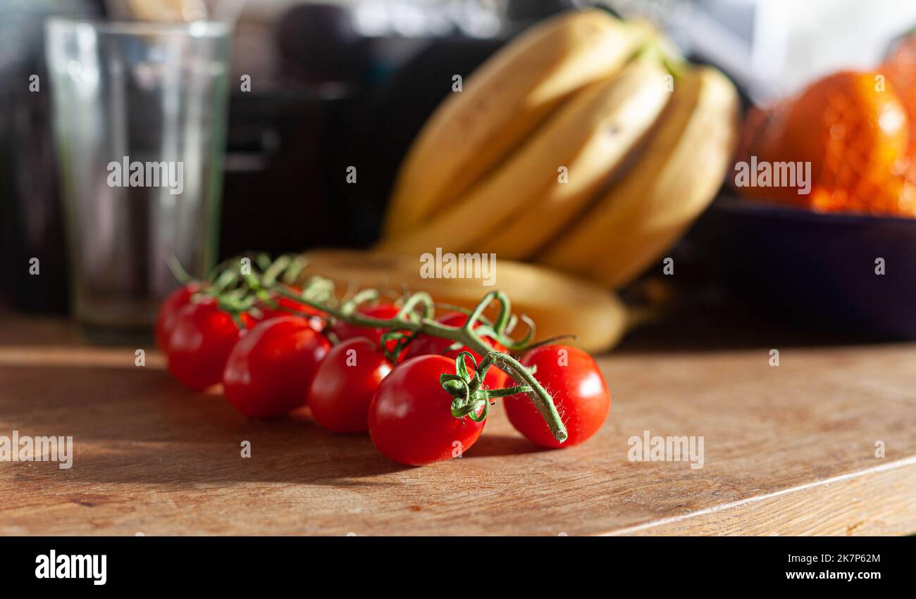 Cherry-Tomaten am Rebstock. Stockfoto