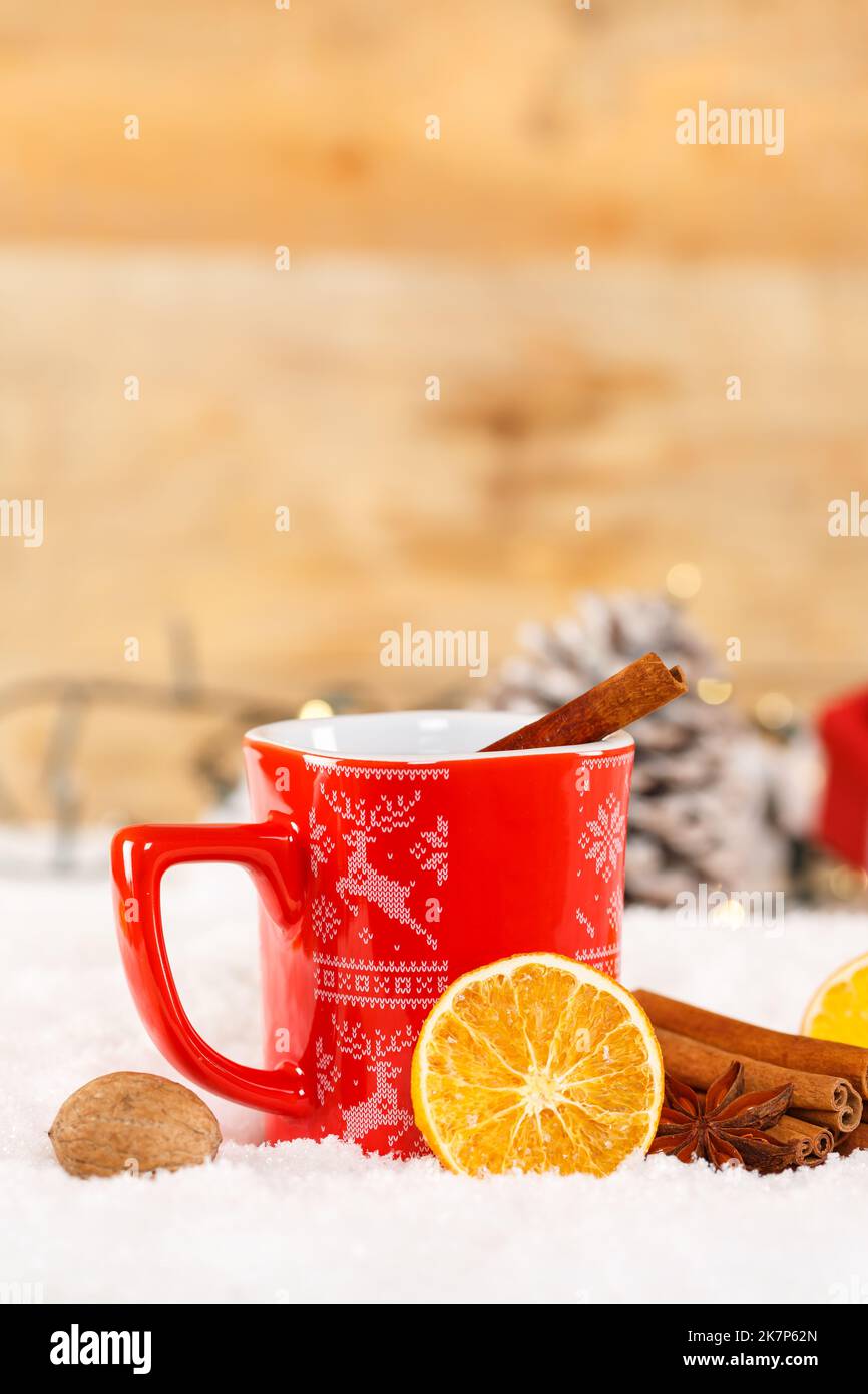 Glühwein oder heißen Tee Weihnachtszeit Dekoration im Winter Copyspace kopieren Raum Portrait Format deco Stockfoto