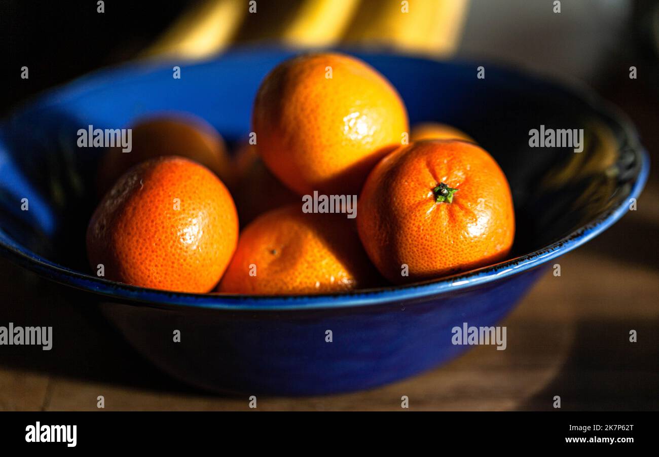 Mandarinen in einer blauen Schüssel. Stockfoto