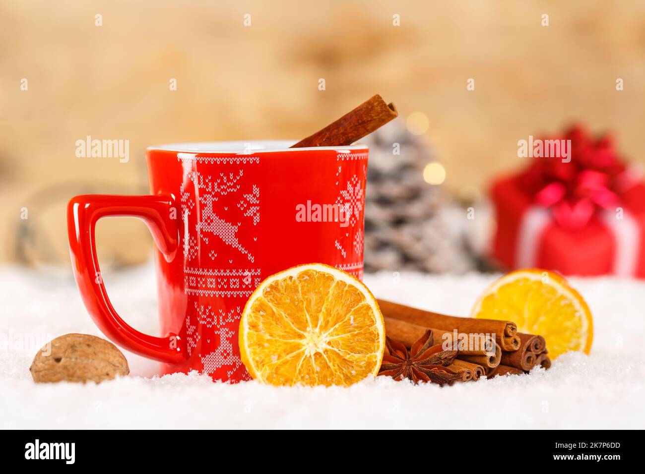 Glühwein oder heißer Tee Weihnachtsdekoration im Wintergetränk Stockfoto