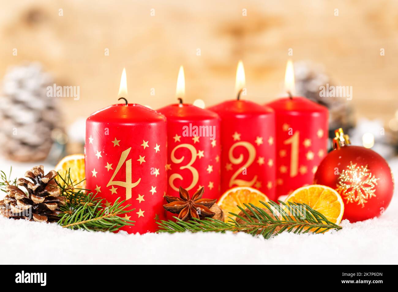 Vierte 4. Sonntag im Advent mit Kerze Weihnachtszeit Dekoration deco Stockfoto