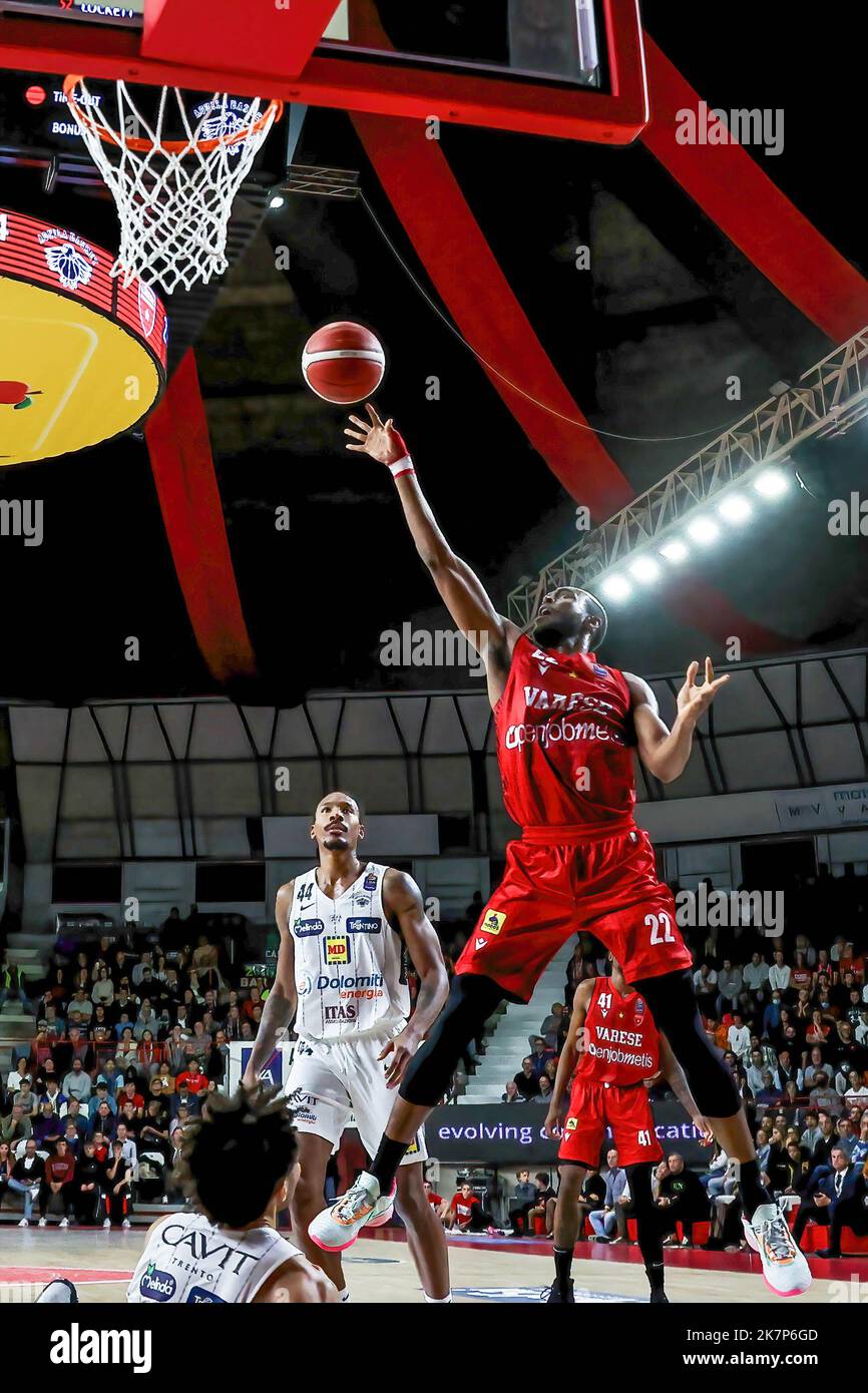 Varese, Italien. 16. Oktober 2022. Markel Brown #22 von Pallacanestro Varese OpenJobMetis in Aktion während des LBA Lega Basket Ein Spiel der regulären Saison 2022/23 zwischen OpenJobMetis Varese und Dolomiti Energia Trentino in der Enerxenia Arena, Varese. Endnote: Varese 91 - 94 Trentino (Foto: Fabrizio Carabelli/SOPA Images/Sipa USA) Quelle: SIPA USA/Alamy Live News Stockfoto