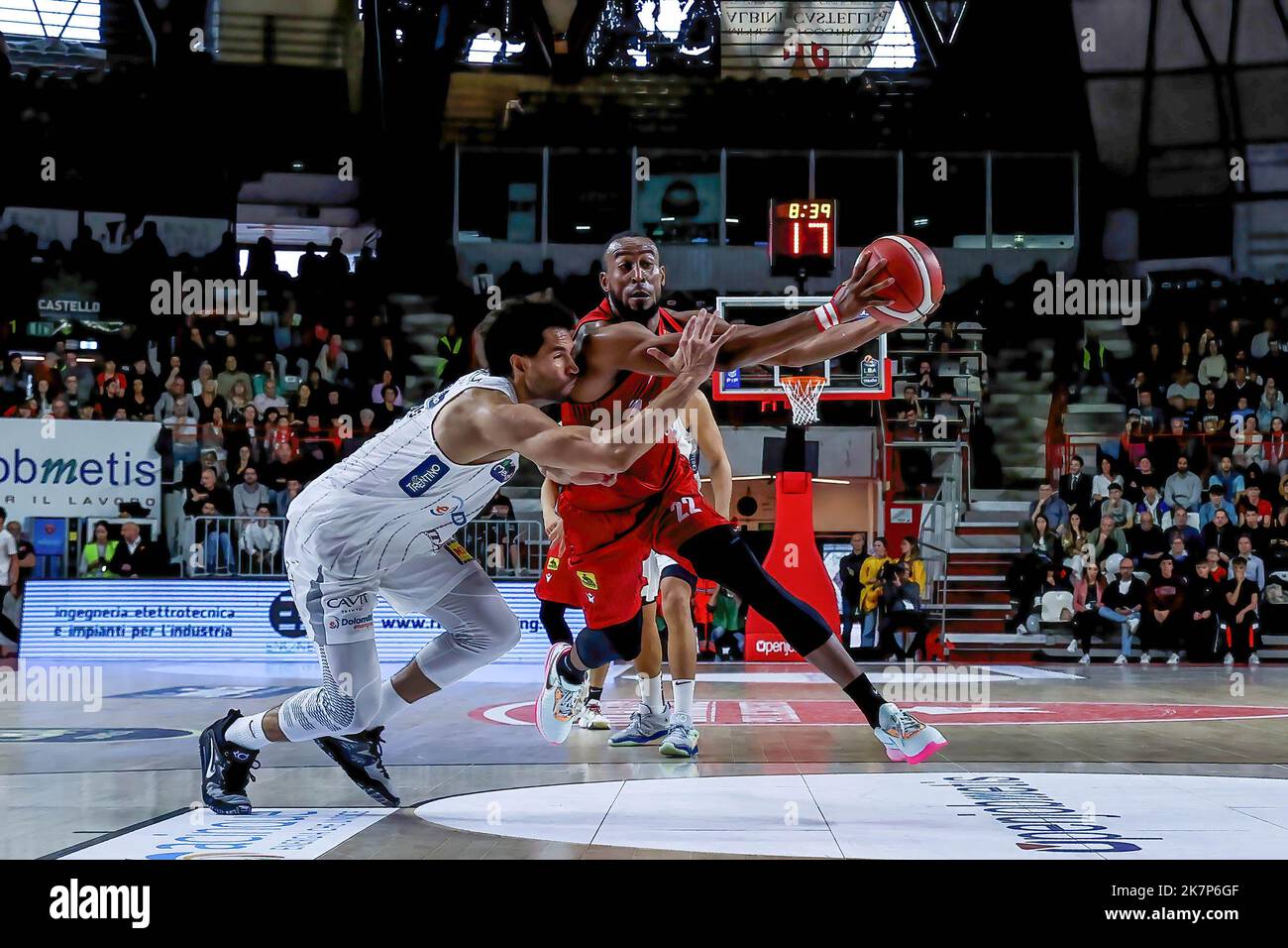 Varese, Italien. 16. Oktober 2022. Markel Brown #22 von Pallacanestro Varese OpenJobMetis in Aktion während des LBA Lega Basket Ein Spiel der regulären Saison 2022/23 zwischen OpenJobMetis Varese und Dolomiti Energia Trentino in der Enerxenia Arena, Varese. Endnote: Varese 91 - 94 Trentino (Foto: Fabrizio Carabelli/SOPA Images/Sipa USA) Quelle: SIPA USA/Alamy Live News Stockfoto