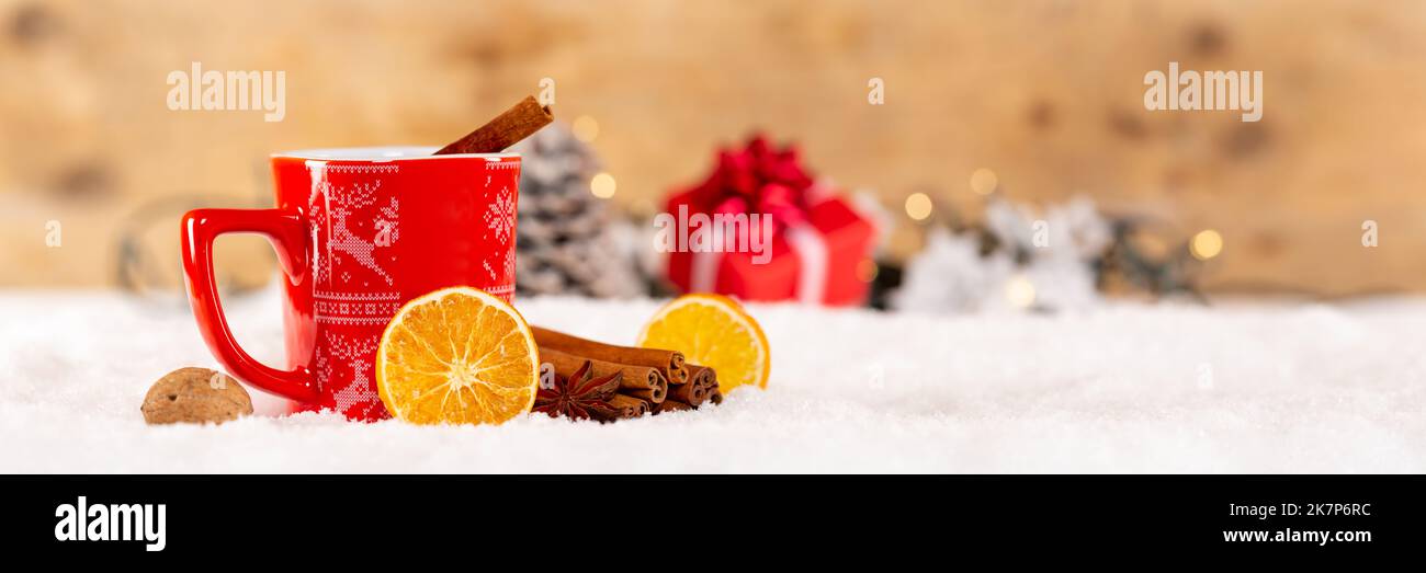 Glühwein oder heißen Tee Weihnachten Zeit Dekoration im Winter Copyspace kopieren Raum Banner Panorama deco Stockfoto