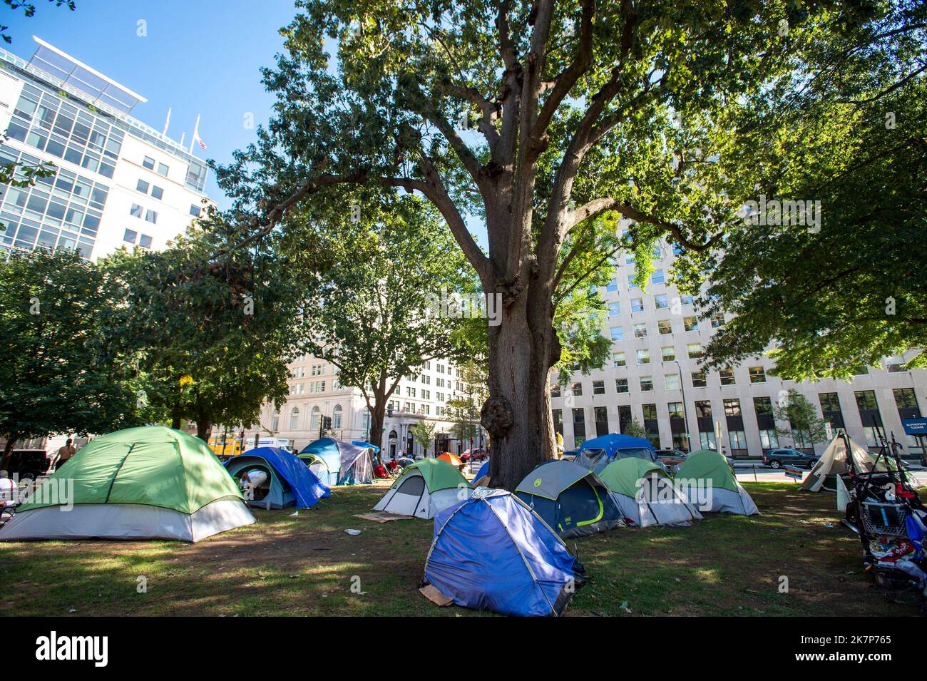 Zelte werden am McPherson Square in Washington, DC, aufgestellt, Donnerstag, 6. Oktober 2022, Wo die Leute diesen öffentlichen Park Zuhause nennen. Nach Angaben von Menschen, die im Park leben, gab es hier Obdachlose vor der Regierung von Präsident Biden, jedoch sind seit seiner Amtszeit als Präsident mehr Menschen angekommen. Es gibt ein paar Dutzend Zelte im Park, mit Waschküche, die an Ästen, Stühlen, Tischen und sogar zwei tragbaren Badezimmern hängt. Ein Trinkbrunnen sorgt für eine schnelle Bademöglichkeit. Foto von Rod Lampey/CNP/ABACAPRESS.COM Stockfoto