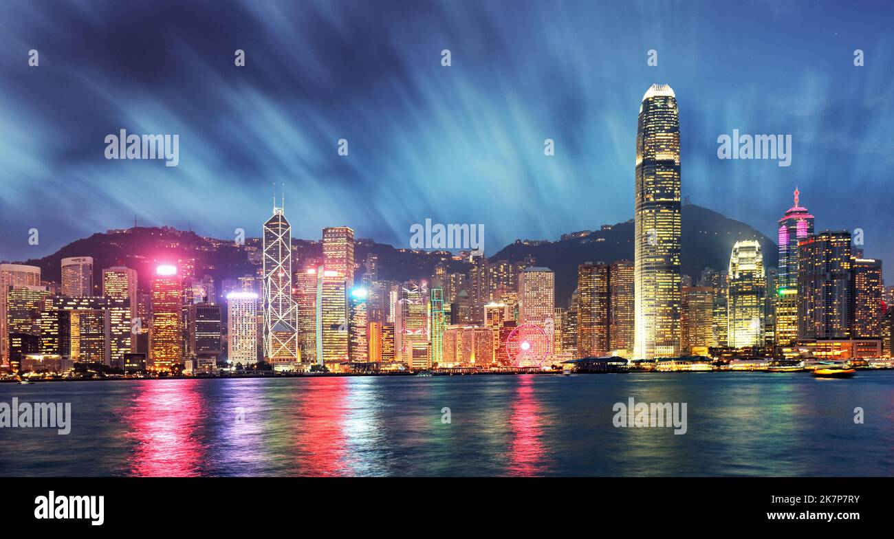 Panorama der Skyline von Hongkong bei Nacht von kowloon Stockfoto