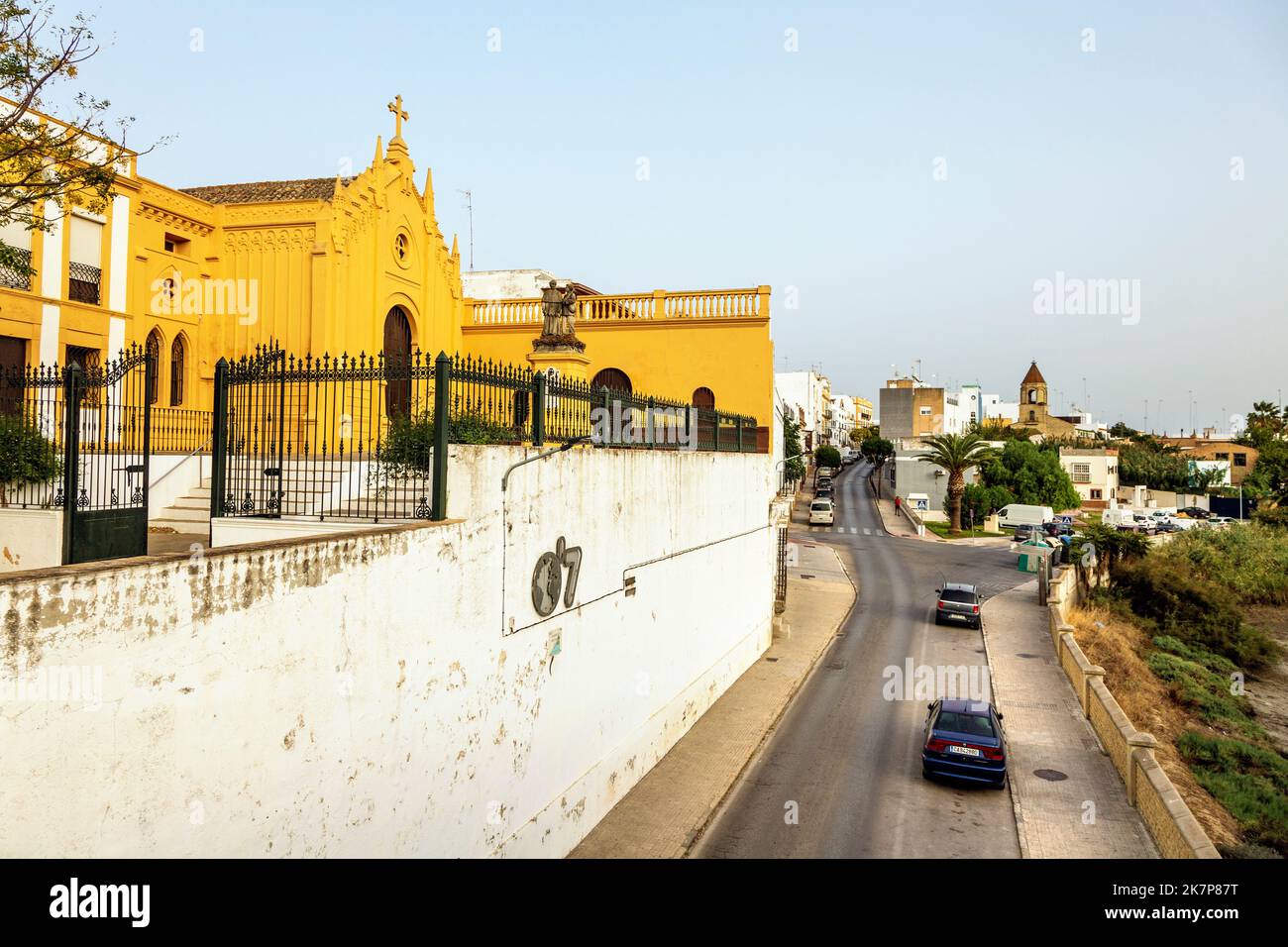 Gelb, 16.. Jahrhundert, neugotische Kirche Parroquia de San Sebastián, Chiclana de la Frontera, Andalusien, Spanien Stockfoto