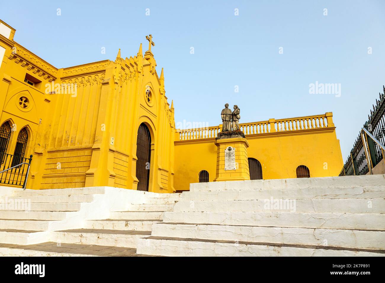 Gelb, 16.. Jahrhundert, neugotische Kirche Parroquia de San Sebastián, Chiclana de la Frontera, Andalusien, Spanien Stockfoto