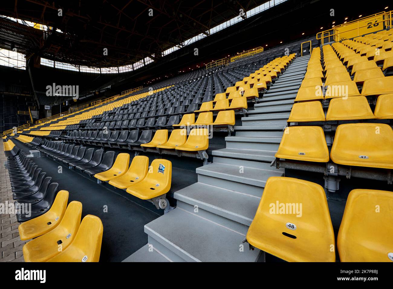 Auf den Tribünen der Signal Iduna Arena - dem offiziellen Spielplatz des FC Borussia Dortmund Stockfoto