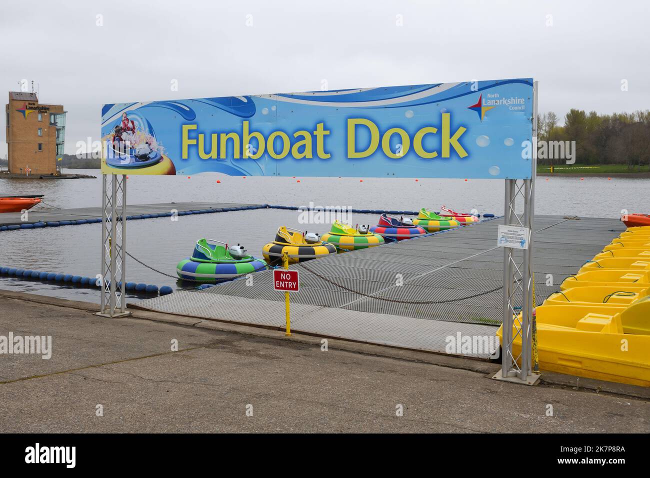 Das Funboat dockt am Strathclyde Loch mit Schwimmtuben und Booten an, die vom North Lanarkshire Council betrieben werden Stockfoto