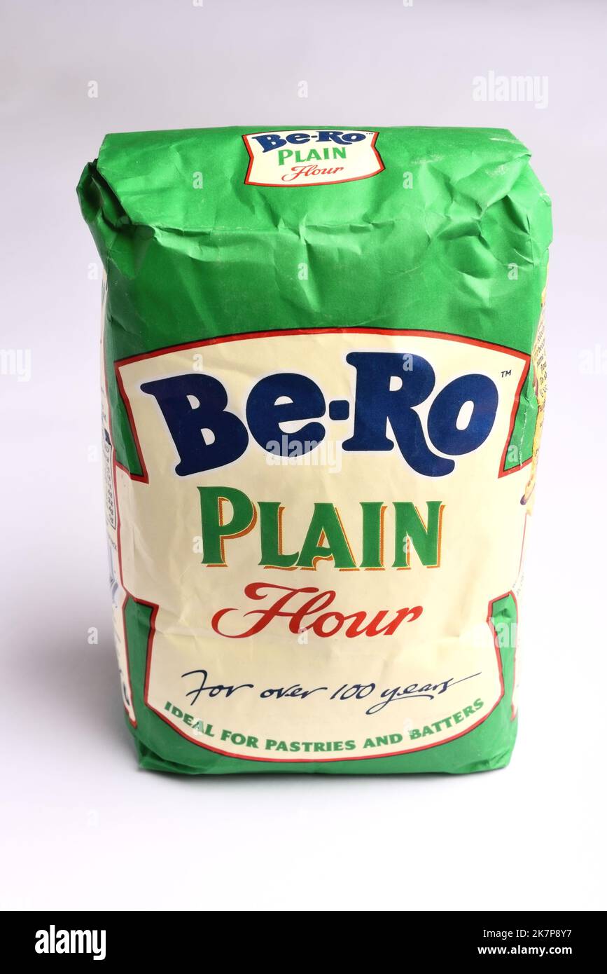 Eine recycelbare Papiertüte mit Be-RO Plain (weiß oder Allzweckmehl) zum Kochen und Backen. Stockfoto