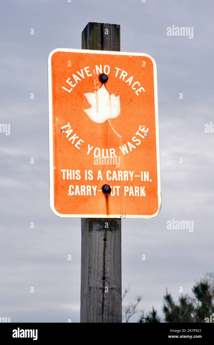 Schild „Keine Spur, Abfall Mitnehmen“ Stockfoto