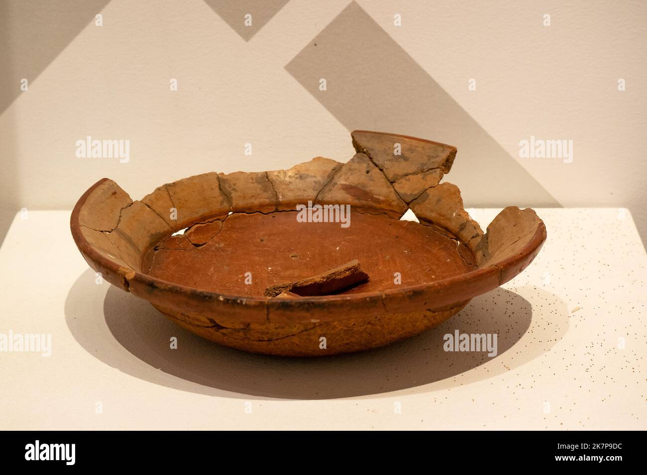 Jerico, Antioquia, Kolumbien - April 5 2022: Archäologische Keramikarbeiten auf weißem Hintergrund in der Ausstellung des Anthropologischen Museums Stockfoto