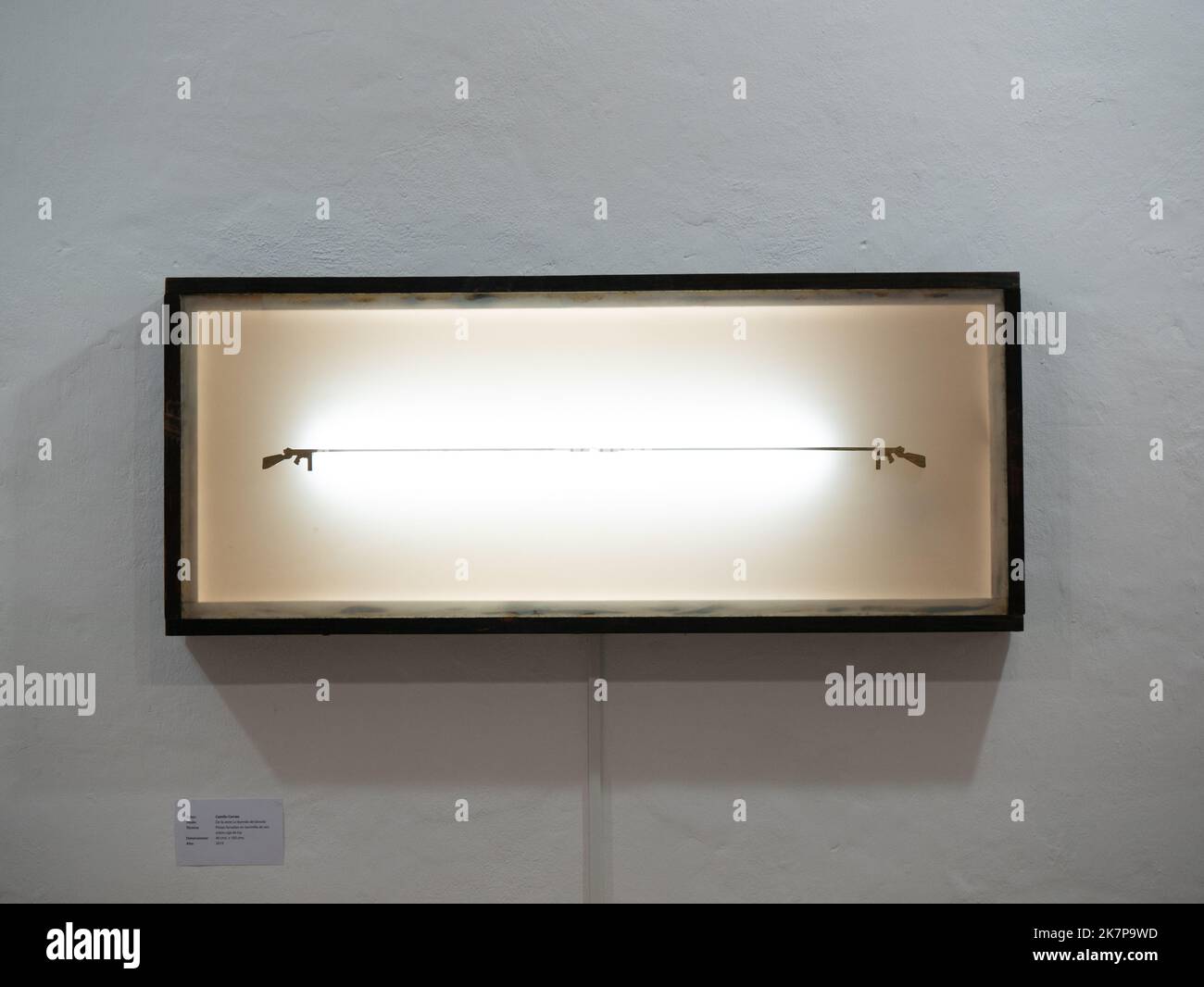 Jerico, Antioquia, Kolumbien - April 5 2022: Mit Goldfolie überzogene Teile auf Lichtkasten in der Ausstellung des Anthropologischen Museums Stockfoto